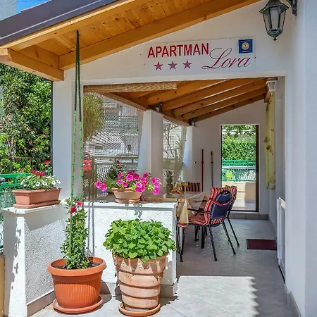 Apartman Lora *