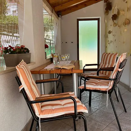 Apartman Lora *